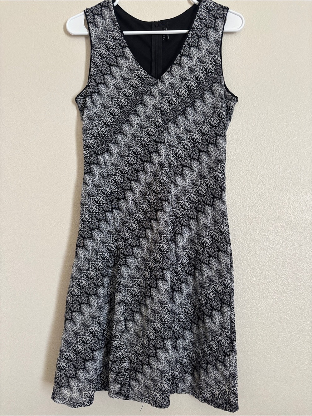 Lapis Black and White Sleeveless V-Neck A-Line Dress